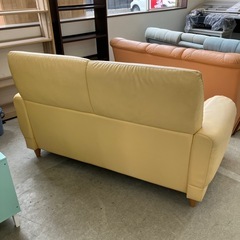 坂2602-784 2人掛けレザーテイストソファ 脚付き クリーム キズ汚れはがれ有りの画像