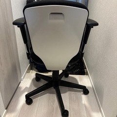 PLUS  オフィスチェア　肘付きの画像