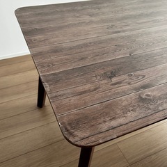 4人掛けダイニングテーブル、椅子一脚の画像