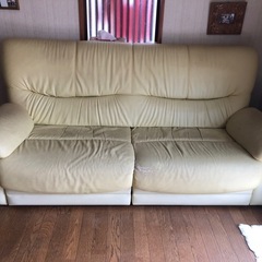 イエローのソファの画像