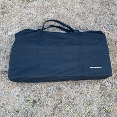 テーブルとベンチの画像