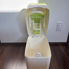 aprica  ニオイポイ（オムツ用ゴミ箱）の画像