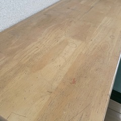 アンティークな机と椅子セットの画像