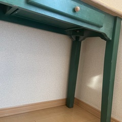 アンティークな机と椅子セットの画像