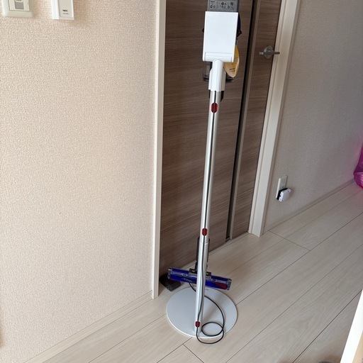 お値下げ　ダイソン掃除機　超美品　スタンド付