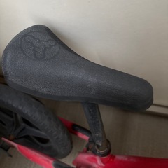 赤のストライダーの画像