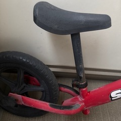 赤のストライダーの画像