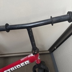 赤のストライダーの画像