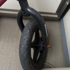 赤のストライダーの画像