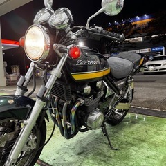 ZEPHYRχ グリーン／イエロータイガーカラーネイキッドバイクの画像