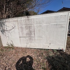 アルミコンテナ　　2トン　物置　換気扇付きの画像