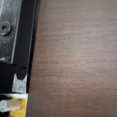 パソコンデスクと棚、オフィスチェアの画像