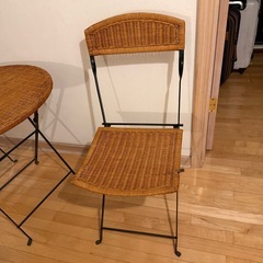 籐のテーブル、椅子セットの画像