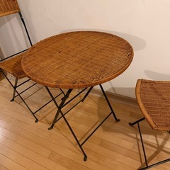 籐のテーブル、椅子セットの画像