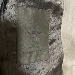 シルバーのスーツの画像