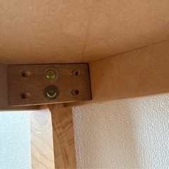 シンプルなテーブル　ナチュラルの画像