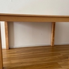 シンプルなテーブル　ナチュラルの画像