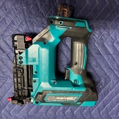 美品　makita 充電式ピンタッカ 18V ケース付　PT353Dの画像