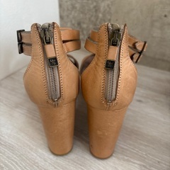 足首に当たる所にシールのベタつきありますの画像