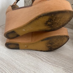 足首に当たる所にシールのベタつきありますの画像