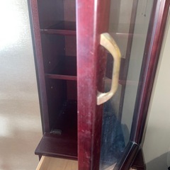 カリモクのガラス扉サイドボードの画像