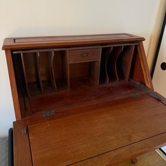 壊れたアンティークビューロの画像