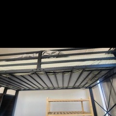 階段付きロフトベッドとマットレス の画像