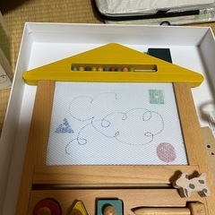 ワンワンウータンのぬいぐるみとお絵描きボードの画像