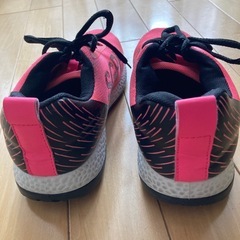 ピンク色　スニーカーの画像