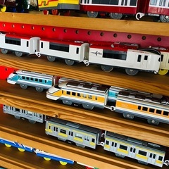 【取引中】プラレールが飾れる棚とプラレールの画像