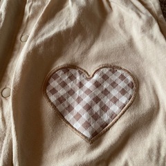 ハートロゴ半袖ベビー服の画像