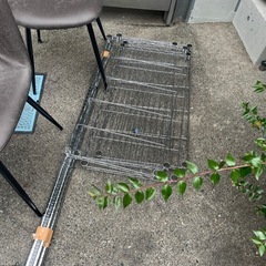 テーブル、スチールラック、椅子などの画像