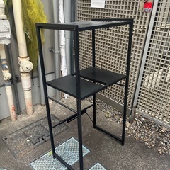 テーブル、スチールラック、椅子などの画像