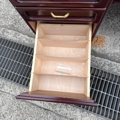 天然木製ディスクと革椅子セットの画像