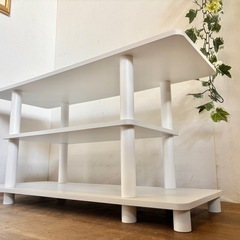 コンパクトなテレビ台の画像