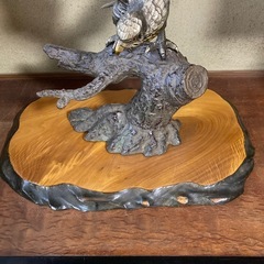 鷹の置物(金属製)&敷台(無垢板) 縁起物の画像