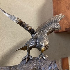 鷹の置物(金属製)&敷台(無垢板) 縁起物の画像