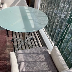 【無料】ガラステーブル＆チェア2脚セットの画像