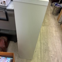 キッチンやリビングのカウンター下などの食品庫や収納棚の画像