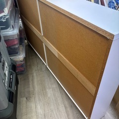 キッチンやリビングのカウンター下などの食品庫や収納棚の画像