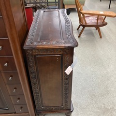 坂2602-962 アンティーク風 ラウンジキャビネット ドア保護バンド付き キズ汚れ有りの画像