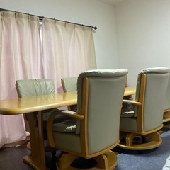 ダイニングテーブル、イスの画像