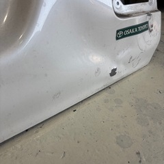 ランドクルーザー100系リアゲート下側の画像