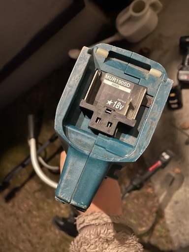 マキタ　18v 電動　
草刈機　mur190sd 中古動作品