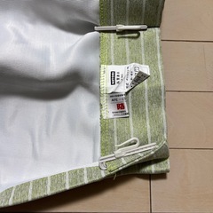 落ち着いた薄いグリーンのカーテンの画像