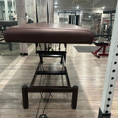 電動式施術ベッドの画像