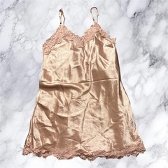 ピンク　サテン　ミニネグリジェ　レース装飾の画像