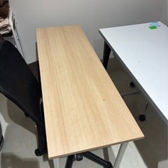 木製テーブルの画像