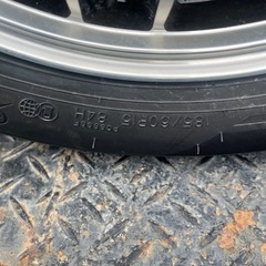 アルミホイールタイヤの画像