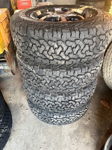 取引中3月末まで値下げ中　【美品バリ目】　225/75R16   アルミホイール付